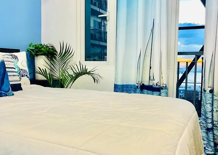 Cozy With Balcony, Bay And Golden Hour, Karaoke, Netflix, Ps4, Popcorn, Near Picc, Moa, Dlsu Taft Ave Malate, Naia Airport And Rizal Stadium Appartement